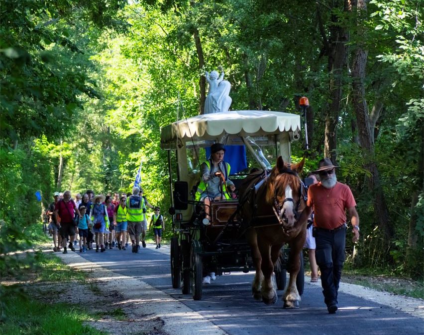 La calèche de Marie sur les routes du diocèse d&rsquo;Autun cet été